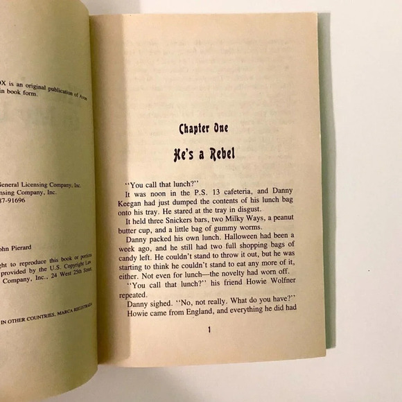 Vintage 1988  Theres a Batwing in My Lunchbox Ann Hodgman Avon Camelot Book - Picture 7 of 11